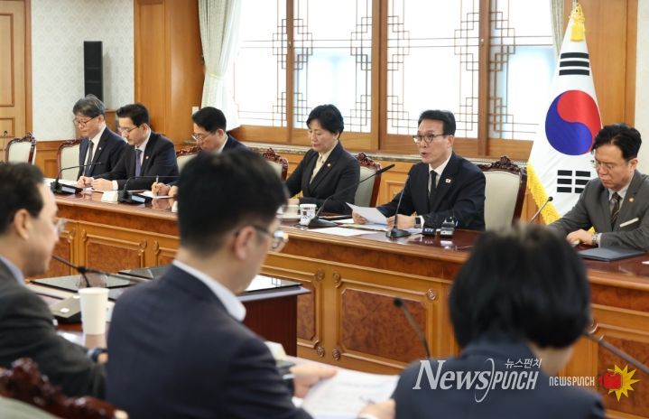 김민석 국무총리가 29일 세종대로 정부서울청사에서 열린 비상경제본부회의를 주재하고 있다.(국무조정실)