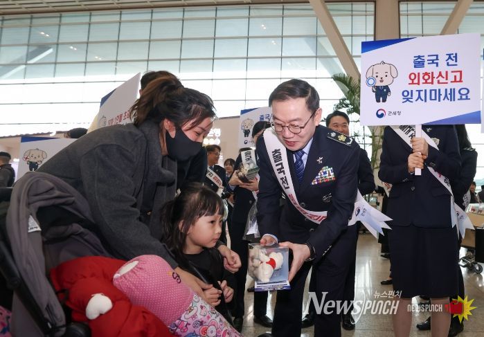 이명구 관세청장이 31일 인천국제공항 제2여객터미널에서 해외 출국 여행객을 대상으로 외화신고 안내 캠페인을 실시하고 있다