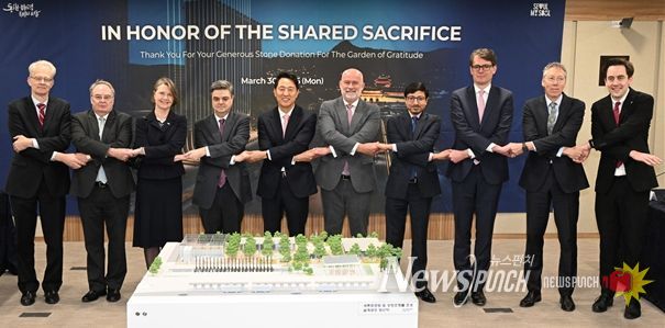 오세훈 서울시장이 30일(월) ‘감사의정원 석재기증국 주한외교단 간담회’ 참석자들과 기념사진을 촬영하고 있다.