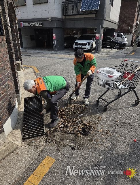 성북구 정릉1동 자율방재단, 침수 취약지역 빗물받이 선제 정비