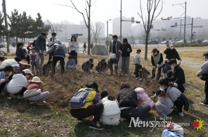 시흥시 배곧2동, 봄맞이 소망나무 심기 행사 진행