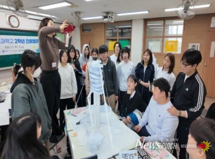 수원정보과학고에서 진로캠프를 운영하고 있다.