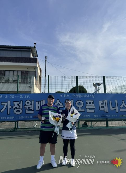 오른쪽 김재환, 왼쪽 권미정