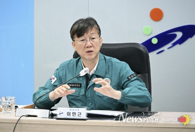 이민근 안산시장이 30일 안산시청 재난안전상황실에서 '대형화재 예방 안전점검 회의'를 주재하고 있다.