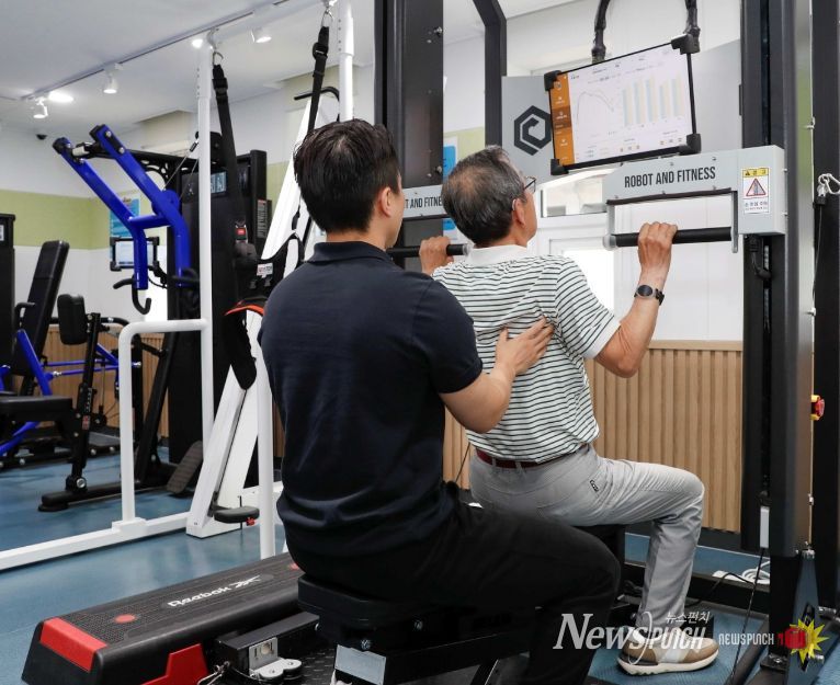 사근 스마트헬스케어센터에서 어르신이 건강 관리를 받는 모습