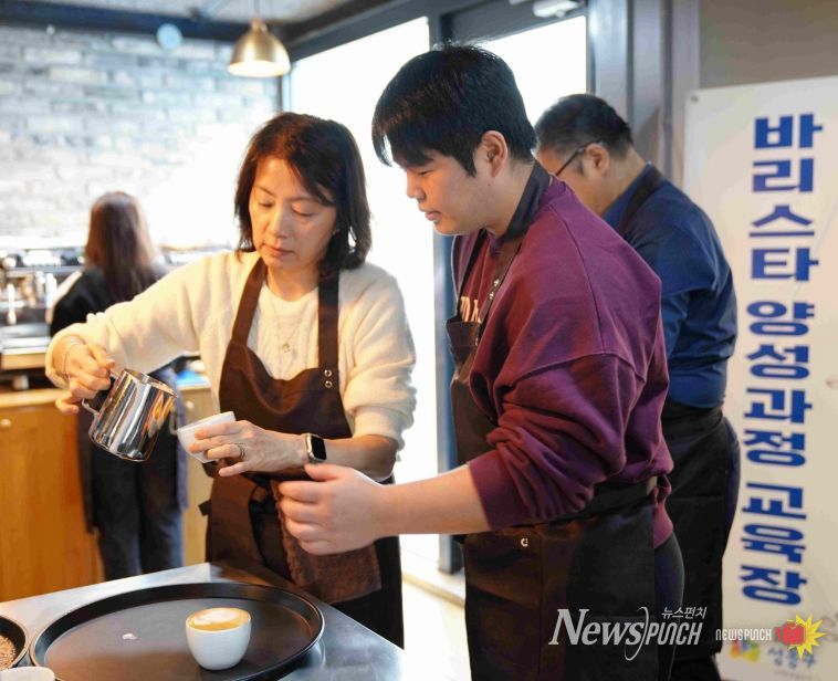 바리스타 양성 교육을 진행하는 모습
