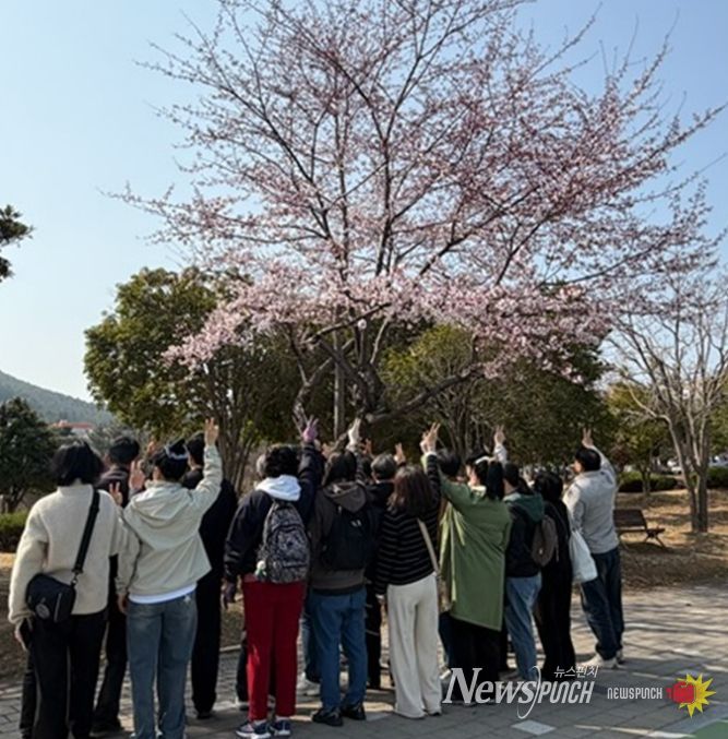 여수시 정신건강복지센터가 3월 성산공원에서 봄나들이 프로그램을 운영하며 참여자들의 정서적 안정과 사회적 교류 증진을 지원했다.
