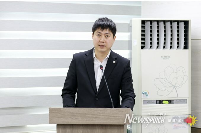 안산시의회 최찬규 의원이 지난 23일 제4상임위원실에서 열린 제302회 임시회 의회운영위원회에서 자신이 대표 발의한 ‘안산시의회 토론회 등의 운영 조례안’에 대해 설명하고 있다.