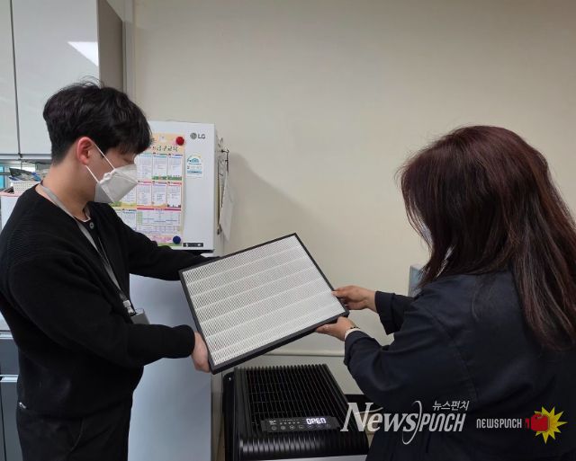 광주시교육청 안전총괄과 직원이 31일 금구초를 방문해 고농도 미세먼지 대응의 핵심인 공기정화장치 필터의 위생 상태 및 운영 현황을 직접 확인하고 있다. /광주시교육청 제공