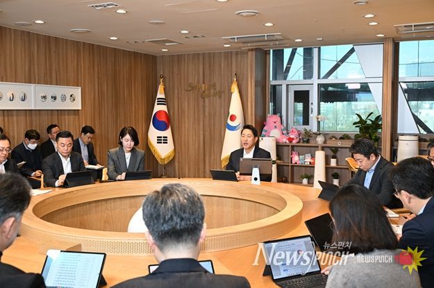 오세훈 서울시장 3월 31일(화) 집무실에서 ‘중동상황 관련, 서울시 에너지 위기 극복 대책회의’를 주재하고 있다.