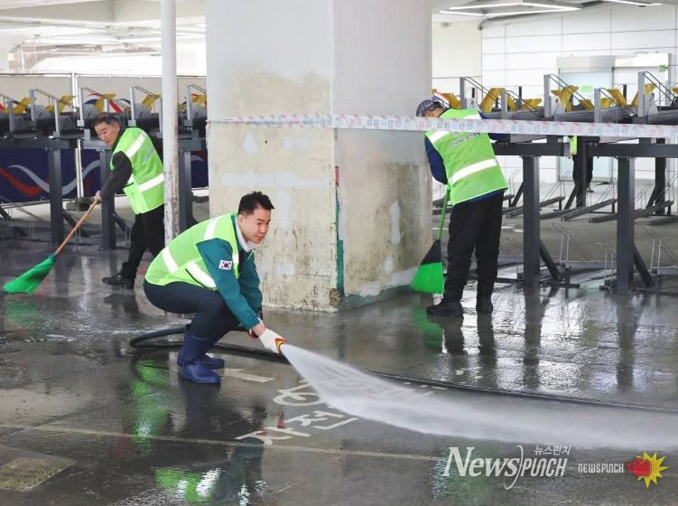 오언석 도봉구청장이 직원들과 함께 창동역 고가하부를 물청소하고 있다