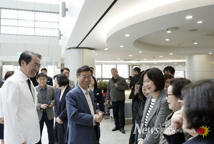 신상진 성남시장이 31일 성남시의료원을 방문해 내방 환자와 가족들을 만나 이야기 나누고 있다.