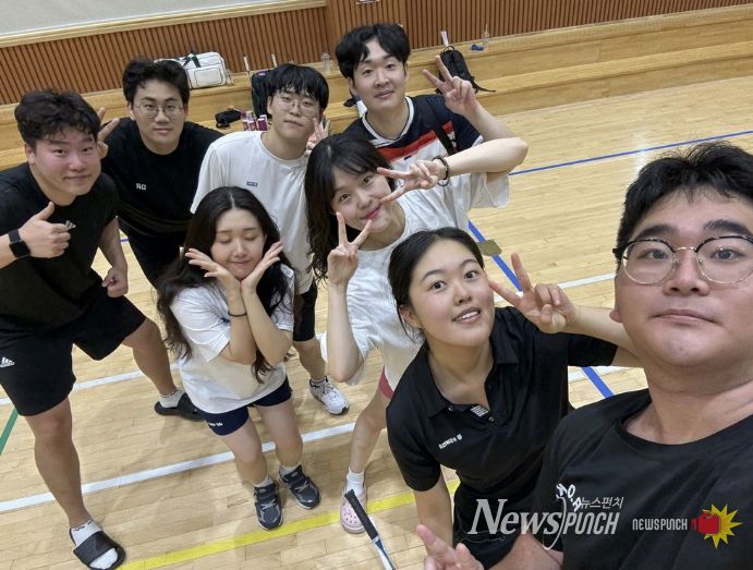 지난해 9월 광명시 청년동 동아리 사업 '아우름(Our Room)'의 운동 동아리 참여자들이 운동 후 기념 사진을 찍고 있는 모습