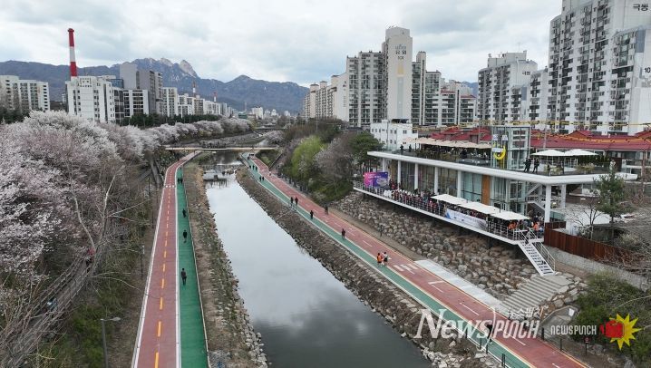 벚꽃 핀 우이천에 새로 개관한 노원 3호 수변 감성 쉼터 우이마루의 전경