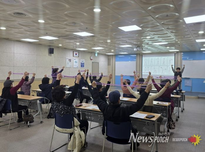 어르신들이 ‘튼튼 시니어 운동교실’에서 탄력밴드를 이용한 운동을 하고 있다.