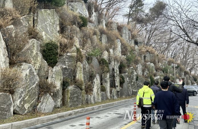 구리시에서 민간 전문가와 함께 급경사지 안전 점검을 하고 있다.