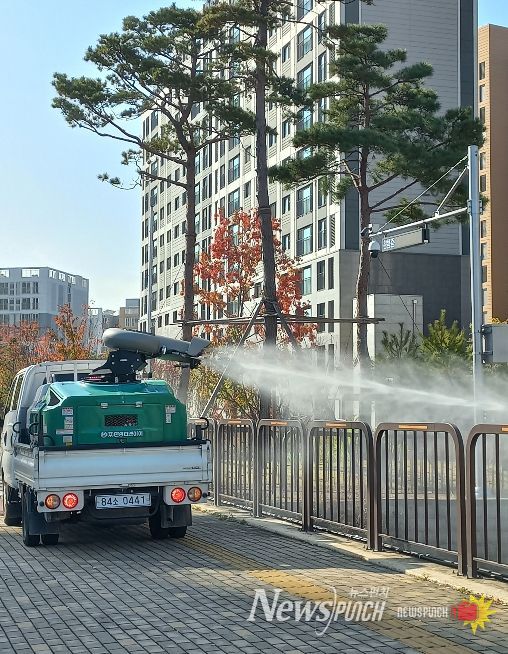 화성특례시 방역소독차량이 생활권 주변에서 친환경 방역소독을 실시하고 있다