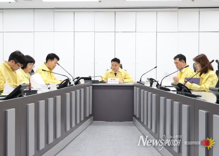 안양시는 1일 오후 2시 시청 8층 재난안전상황실에서 이계삼 부시장 주재로 중동사태 관련 비상경제대응반회의를 열었다