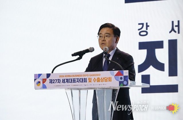 진교훈 강서구청장이 1일 ‘한국 비즈니스 엑스포 강서’ 폐회식에서 환송사를 하고 있다.