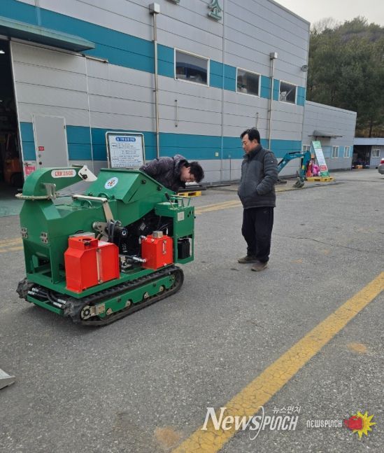 농기계임대사업소 직원들이 주말에도 농민들에게 농기계 임대를 하고 있다.