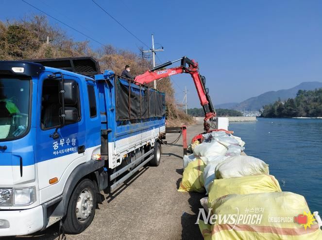 여수시가 2026여수세계섬박람회를 대비해 도서지역 생활폐기물 관리체계를 강화하고 방치폐기물 정비에 나선다.