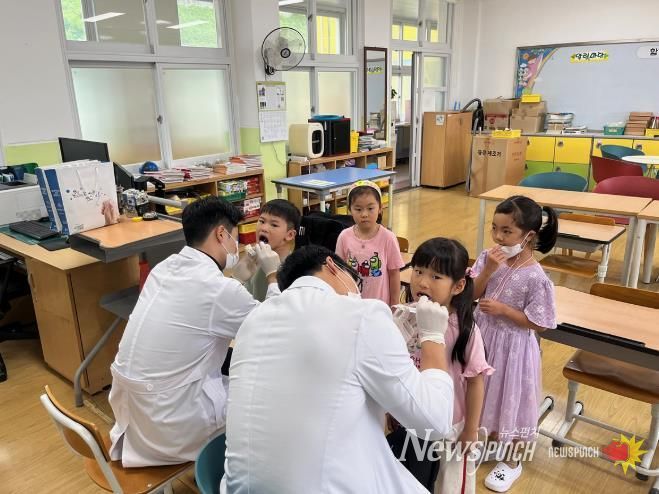 여수시는 오는 4월 6일부터 관내 초등학교를 방문해 어린이 치아우식증(충치) 예방을 위한 ‘어린이 불소도포 사업’을 무료로 실시한다.