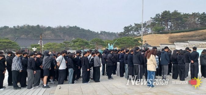 3일 국립5‧18민주묘지에서 광산중학교 2‧3학년 학생 160여 명이 참배하고 있다.