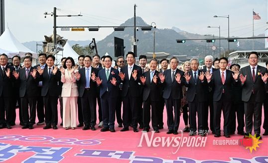 오세훈 서울시장이 4일(토), ‘2026년 부활절 퍼레이드’에서 참석자들과 기념 촬영하고 있다.