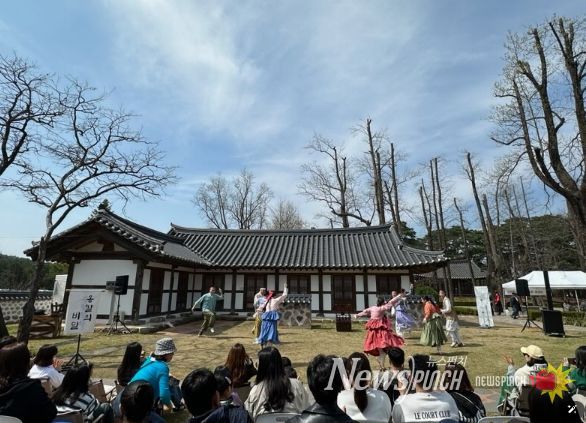 봄 벚꽃과 함께한 공연 ‘옹칼의 비밀’