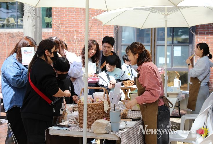 ‘청년은 별걸 다 해봄 벚꽃 플리마켓’ 현장