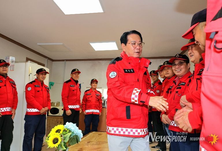 송인헌 괴산군수가 5일 산불대응센터를 점검하고 산림재난대응단을 격려하고 있다.
