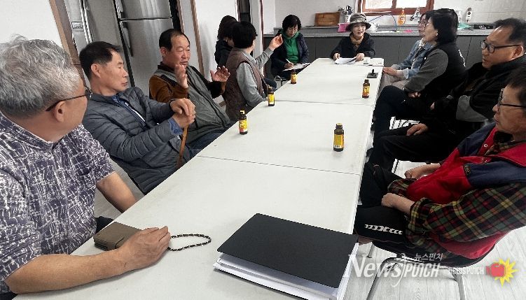 괴산군 감물면 거문마을에서 주민들이 아름다운 마을길 만들기 프로그램 운영 회의를 하고 있다