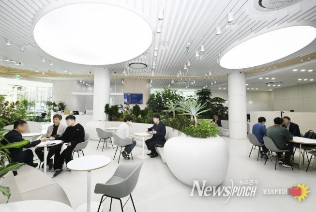 새빛민원실 베테랑팀장은 민원 서비스 혁신의 본보기가 됐다. 새빛민원실에서 민원인과 상담하는 베테랑팀장.