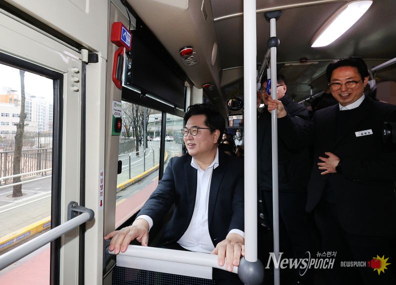 박일하 동작구청장이 지난 3월, 마을버스 동작21번에 시승해 흑석고등학교 앞을 지나가고 있다.