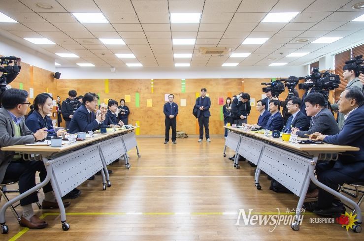 인천 서구청장, 기후부 장관과 종량제봉투 생산 현장 동행 점검