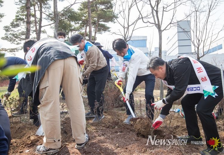 인천 서구, 식목일 기념 나무 심기 및 산불 예방 캠페인 전개... 나무 심고 산림 지키고