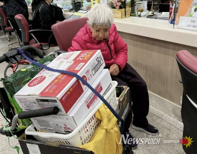 수원시 팔달구 화서1동, 익명의 기부자 온정 전해… 취약계층 어르신 위한 식료품 기부