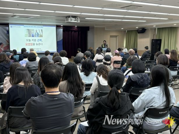 가톨릭대학교 부천성모병원 재활의학과 임상과장 임선 교수가 건강강좌를 하고 있다.