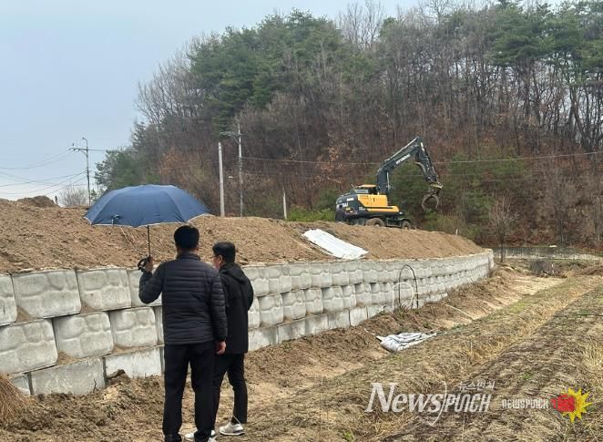 영주시는 봄철 재해 취약 시기 대비 개발행위 허가지 안전점검에 나섰다(점검 모습).