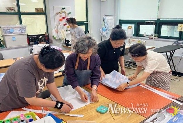 마을공유작업실에서 폐현수막 장바구니를 제작하고 있는 모습