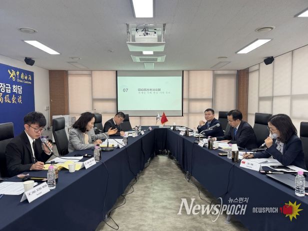 이진희 관세청 통관국장(왼쪽 가운데)이 3일 제주세관에서 중국 해관총서와 '한-중 지식재산권 보호 협력을 위한 국장급 회담'을 주재하고 있다.