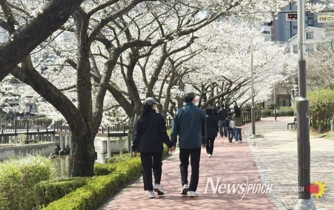 중앙호수공원을 걷고 있는 시민 모습