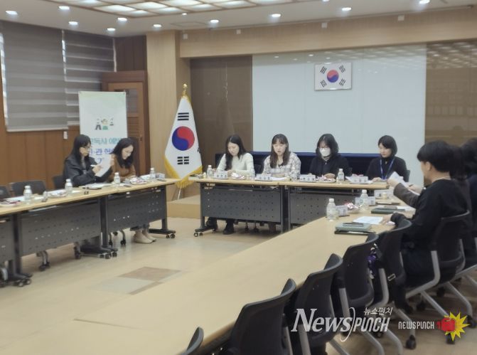 음봉면 행정복지센터에서 관계 기관 담당자들이 참석한 가운데 '고독사 예방 민·관 협의체' 1차 회의가 진행되고 있다.