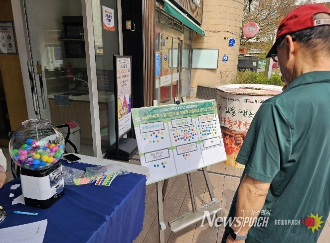 성북구 월곡1동 지역사회보장협의체가 지난 3일 고립가구 근절을 위한 캠페인의 일환으로 ‘찾아가는 복지상담소’를 운영했다.