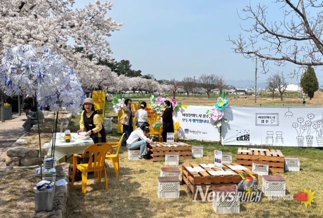 경주시 여성친화도시 일자리사업 참여 창업자들이 대릉원돌담길 축제 현장에서 시민,관광객과 함께하는 체험부스를 운영하고 있다