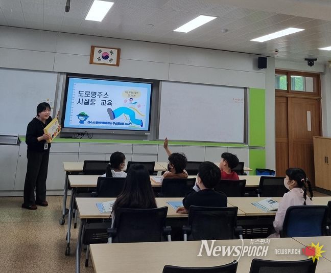 학생들이 도로명주소 체계 교육에 참여하고 있다.