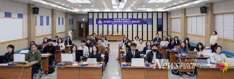 최충규 대덕구청장(사진 첫 번째 줄 왼쪽 다섯 번째)과 대덕구 공직자들이 구청 대회의실에서 ‘생성형 AI 활용 교육’에 앞서 기념 촬영을 하고 있다.