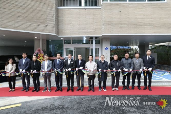 ‘구립가재울데이케어센터’ 준공식에서 이성헌 서대문구청장(오른쪽 여섯 번째) 등 참석자들이 기념 테이프를 자르고 있다.