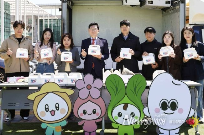 7일 용인특례시청 하늘광장에서 열린 지역 농산물을 활용한 점심세트 배포 행사 모습