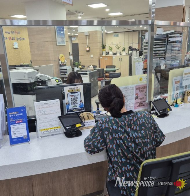 민원인이 ‘화요 야간 여권 민원실’에 방문해 여권 업무를 처리하고 있다.